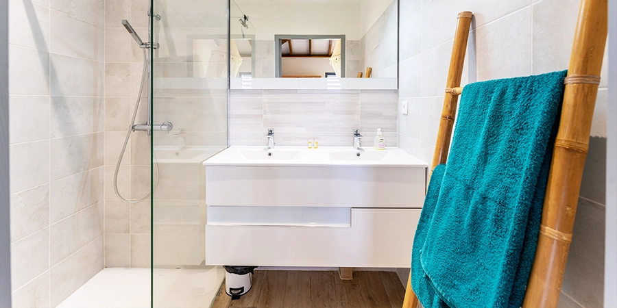 Zweites Badezimmer mit Dusche
