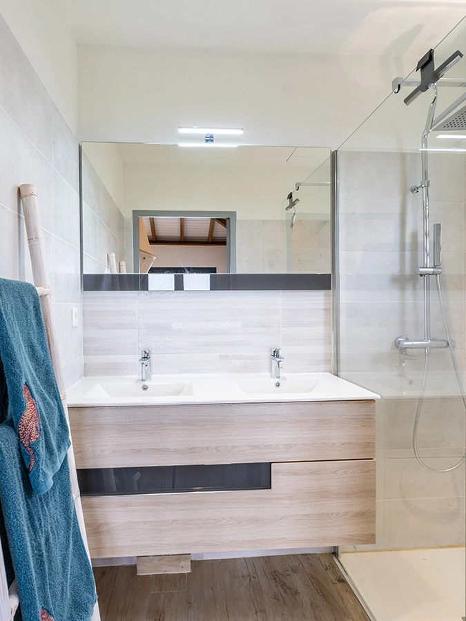 Drittes Badezimmer mit begehbarer Dusche