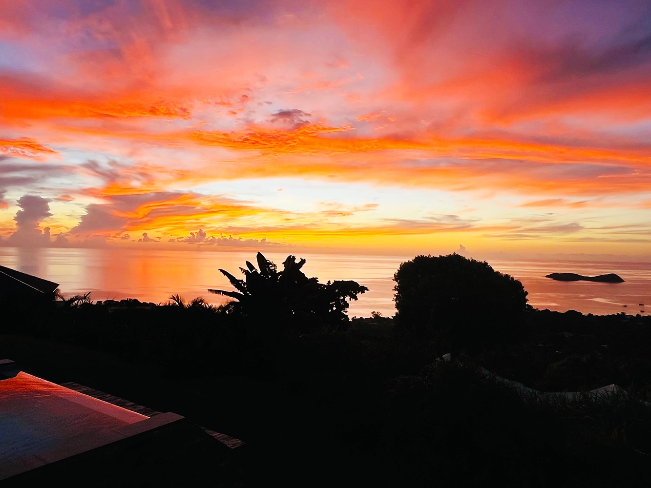 Außenansicht der Villa bei Sonnenuntergang